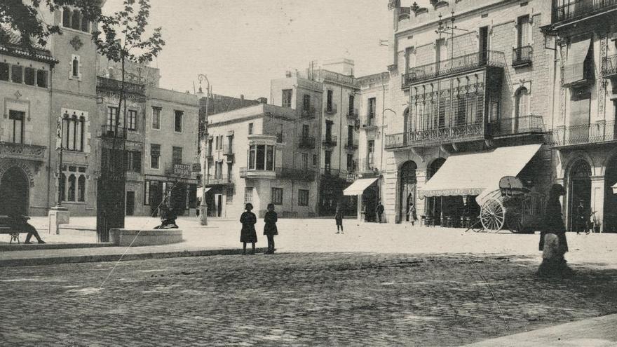 La placeta alta de la Rambla va ser el primer lloc pavimentat.