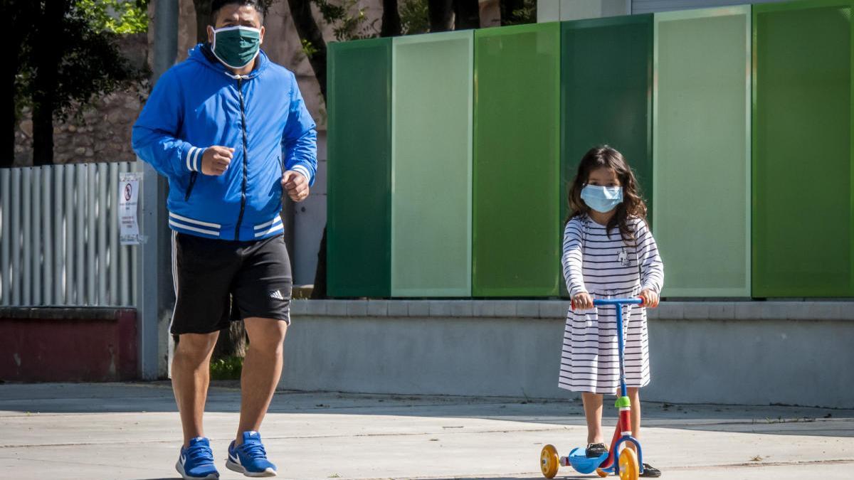 Un veí de la Jonquera fent esport a l&#039;aire lliure mentre acompanya la seva filla a fer un passeig.