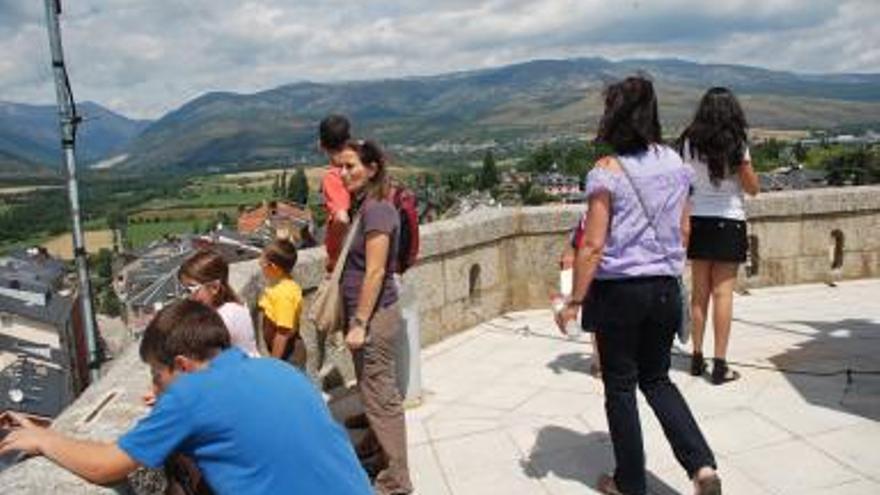 2 Alguns visitants a la balconada del campanar de l’església de Santa Maria de Puigcerdà, el mirador més popular de la Cerdanya. F  | AJUNTAMENT DE PUIGCERDÀ