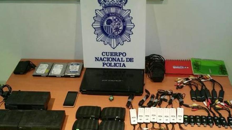 Material incautado en la operación policial.