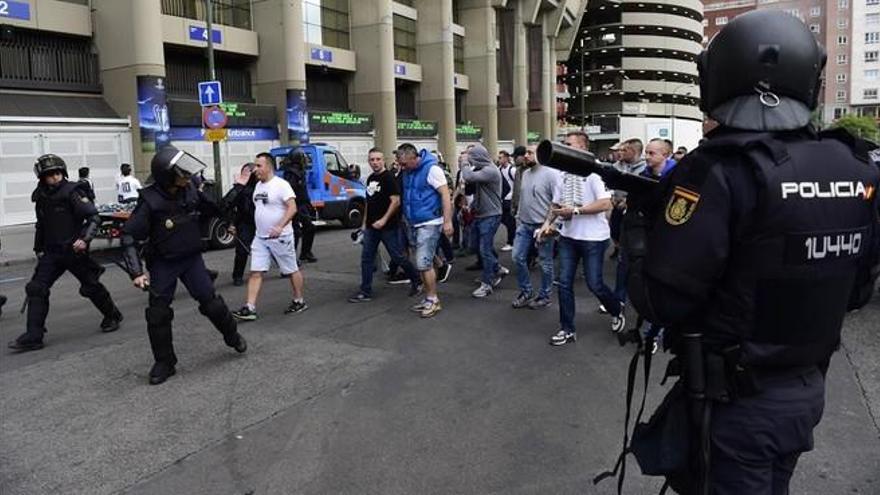Batalla entre la policía y &#039;hooligans&#039; del Legia junto al Bernabéu