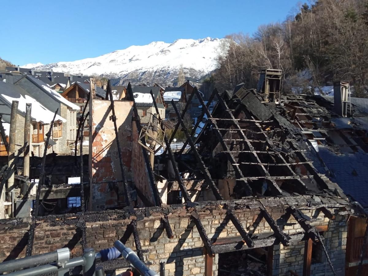 Un incendio calcina cuatro apartamentos en Tramacastilla de Tena