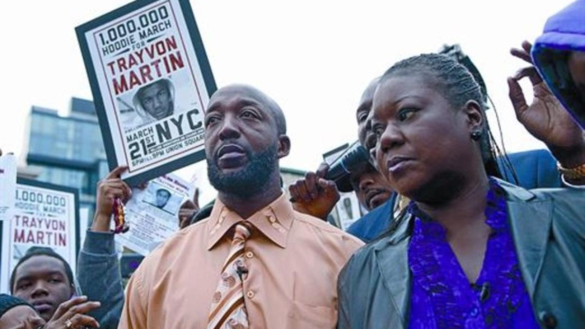 Protesta 8 Los padres de Trayvon, el miércoles en una manifestación para pedir justicia en Nueva York.