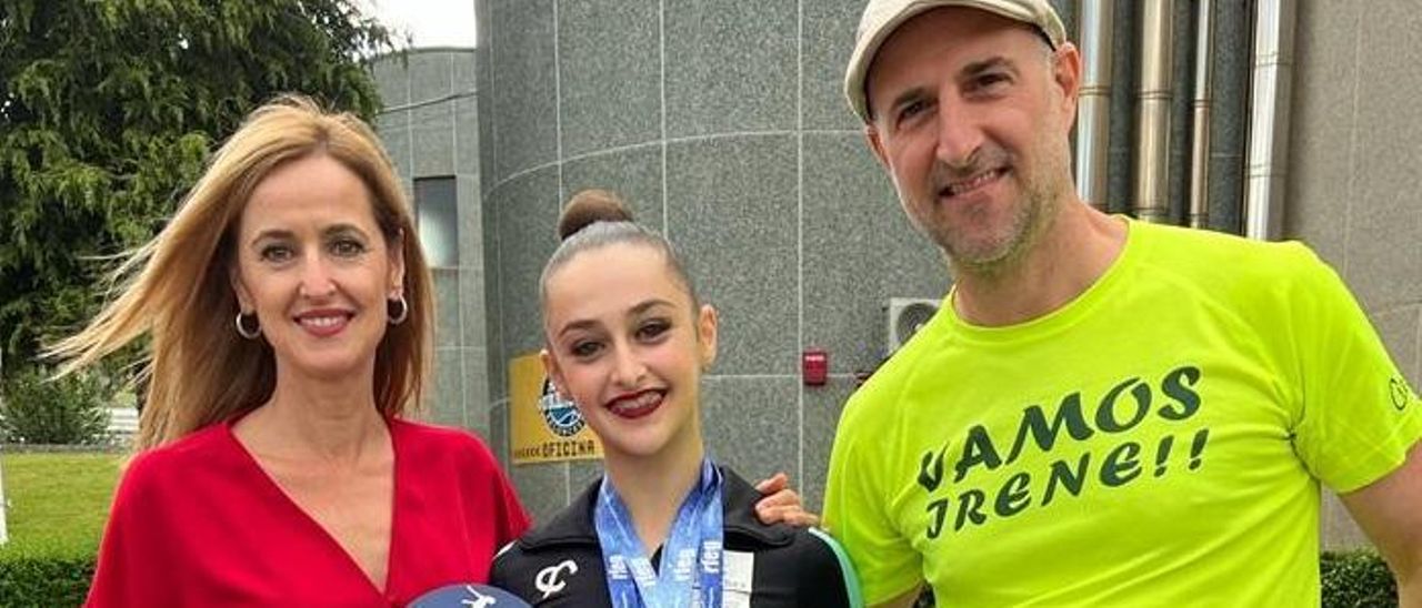 La gimnasta, con sus padres, María y José María.