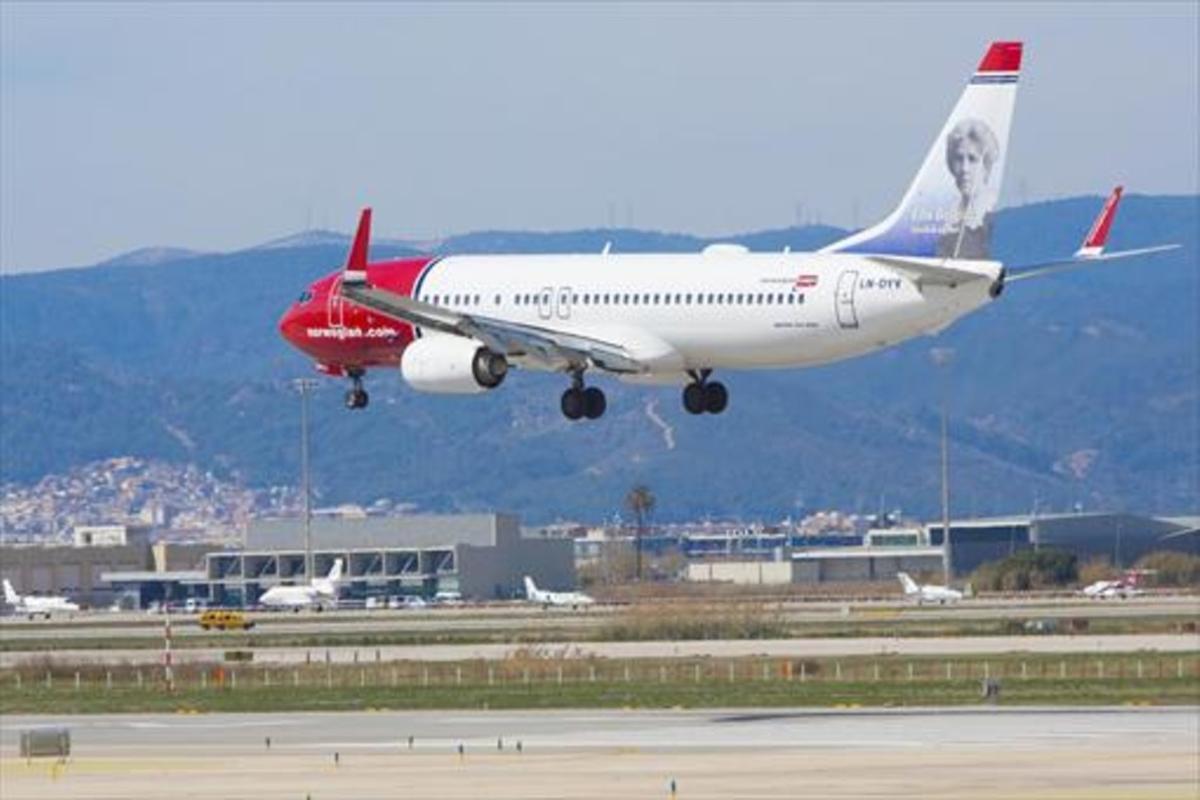 Un avión de Norwegian aterriza en el aeropuerto de El Prat.