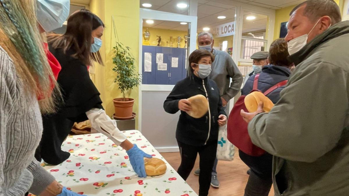 Reparto del pan de la Veguilla, en Benavente. / E. P.