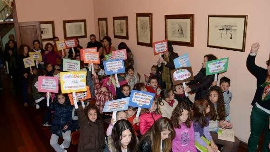 La foto de familia de los alumnos de los centros de Bueu y la corporación municipal en los actos del 25-N. // Gonzalo Núñez