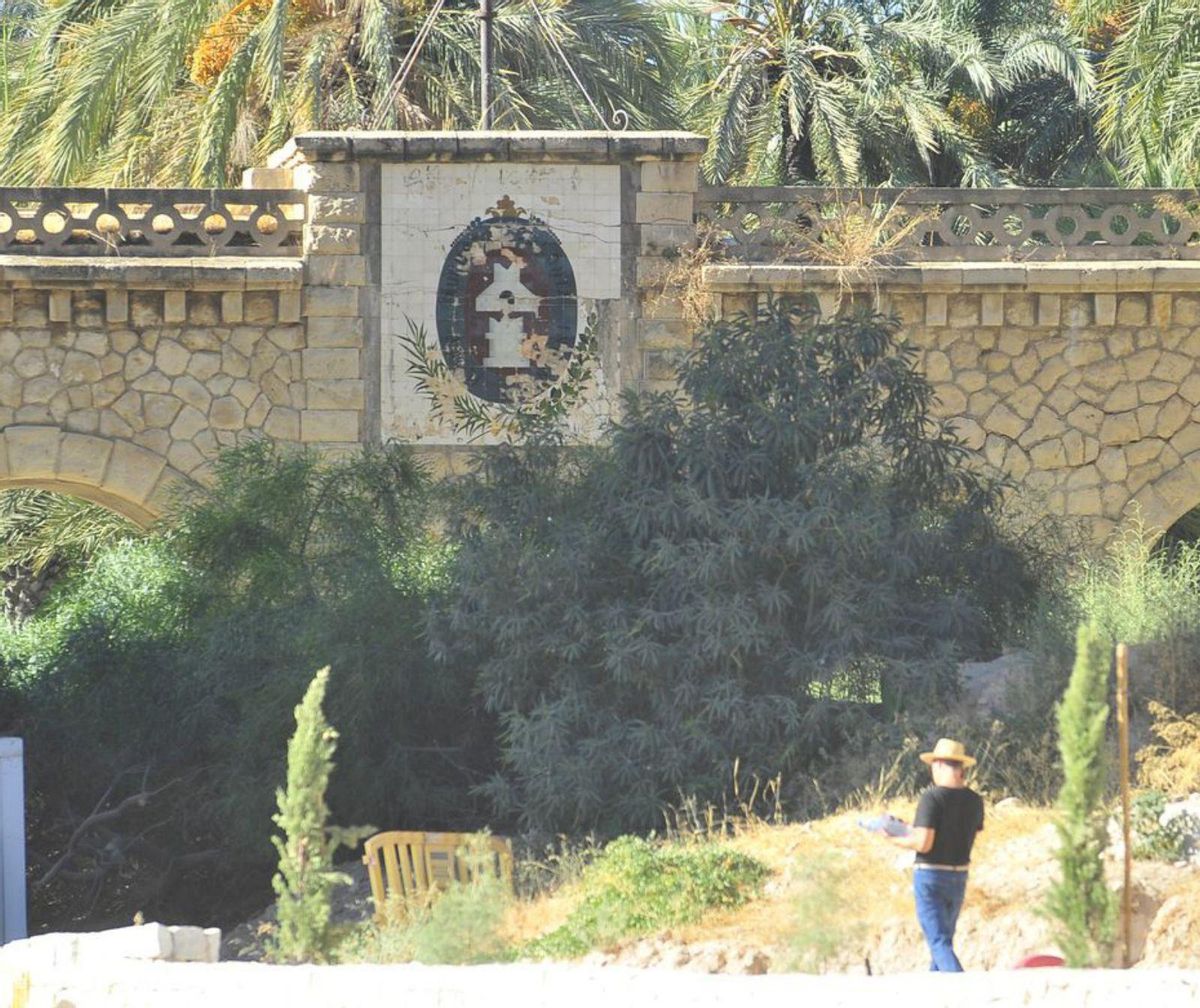 Una de las grietas en el interior del arco. | MATÍAS SEGARRA