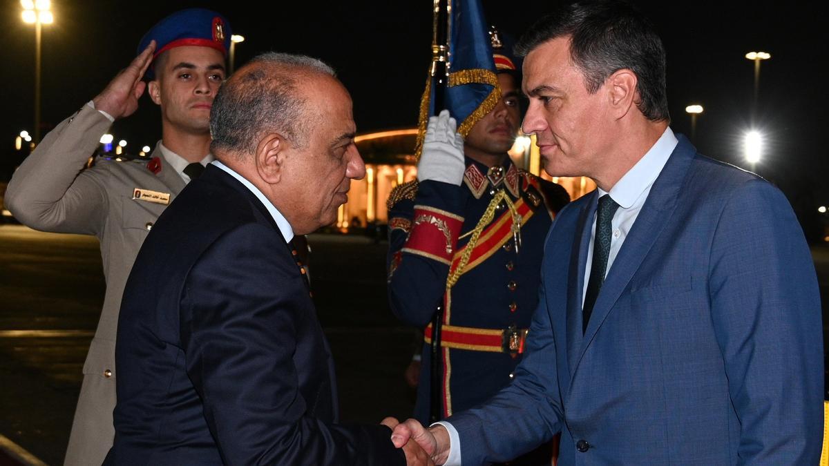 El presidente del Gobierno en funciones, Pedro Sánchez, y el presidente de la República de Egipto, Abdel Fattah al Sisi.