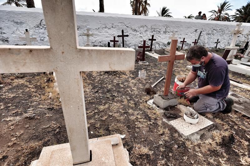 Reposición de cruces en el cementerio de San Andrés, en Santa Cruz de Tenerife.
