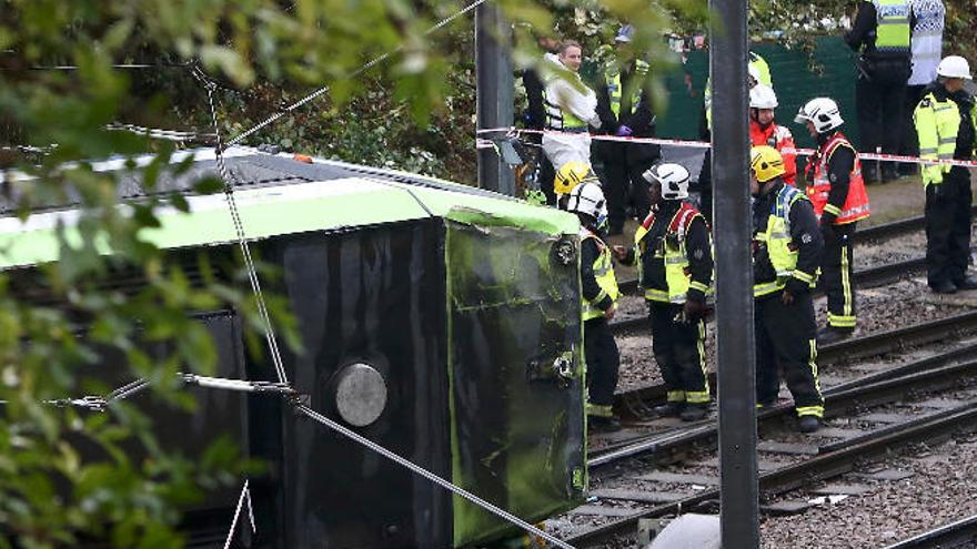 Los equipos de emergencia, junto al tranvía volcado en Croydon.