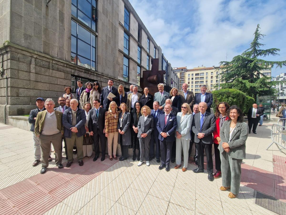 Asistentes a la inauguración de la escultura de Pablo Serrano en la Antigua Escuela de Minas.