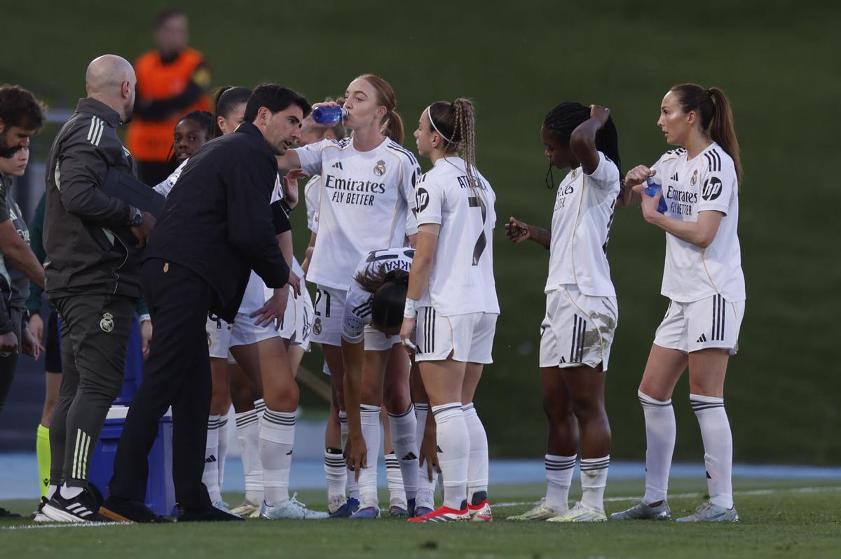 MADRID, 25/03/2026.- El entrenador ddel Real Madrid, Pau Quesada (2i), durante el partido de idea de cuartos de final de la Liga de Campeones femenina entre Real Madrid y FC Barcelona, este miércoles en el estadio Alfredo Di Estéfano, en Madrid. EFE/ Jaiver Lizón