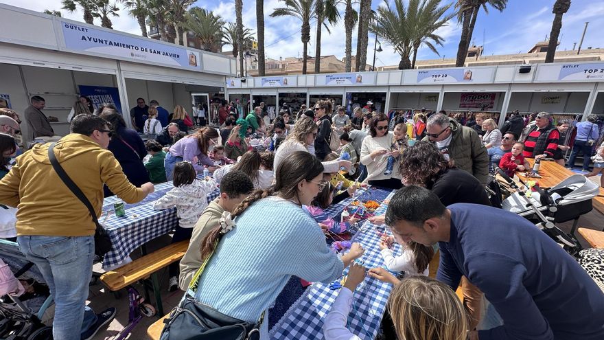 Artículos a la mitad de precio en la Feria Outlet de San Javier esta Semana Santa