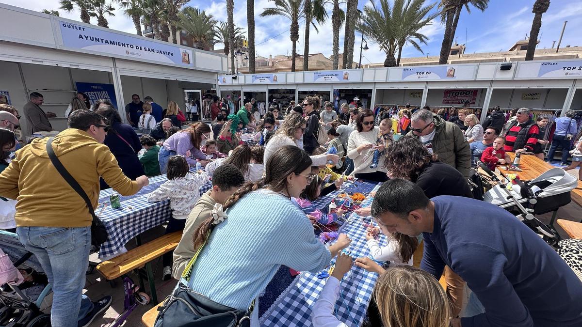 La Feria Outlet de Santiago de la Ribera se caracteriza, entre otras cosas, por su ubicación junto al Mar Menor.