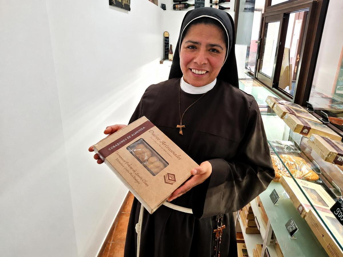 La Hermana Carmen sostiene uno de sus dulces favoritos del convento.