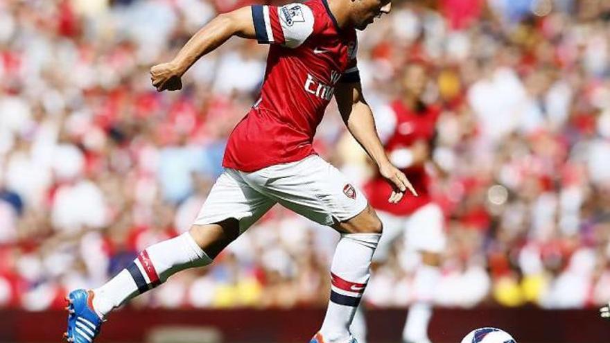 Cazorla conduce la pelota durante su primer partido con el Arsenal. | reuters