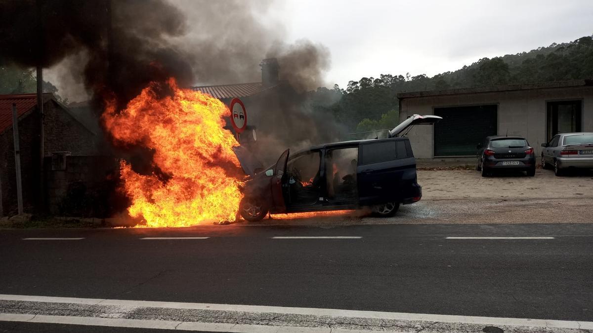 Las llamas envuelven un coche en marcha en Gondomar