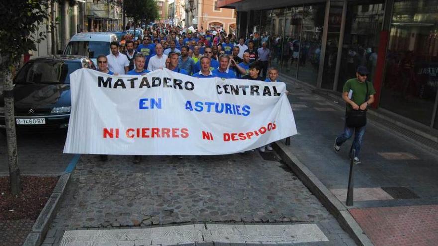Una manifestación de los trabajadores por la continuidad del Matadero.