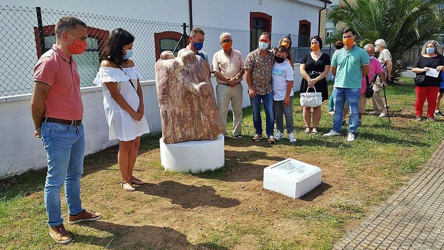 A la izquierda, el Alcalde con los portavoces de todos los grupos políticos municipales y el autor de la escultura.