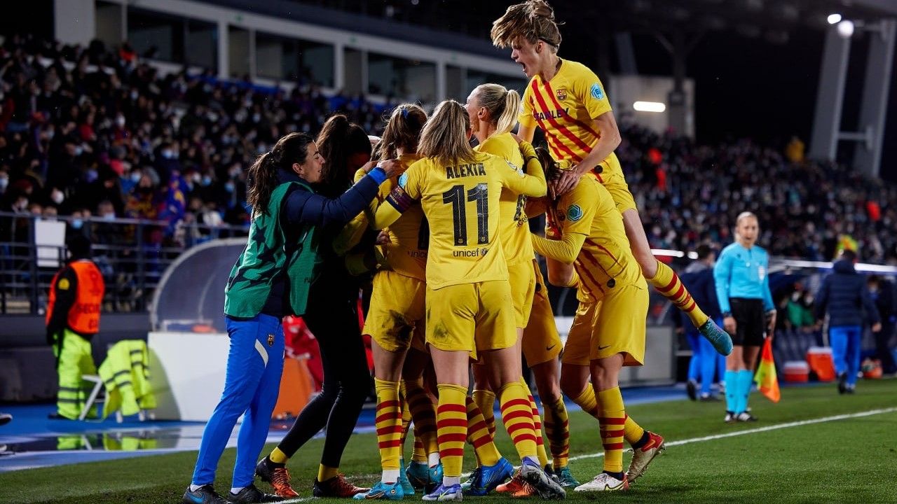 Las jugadoras del Barça festejan la victoria ante el Real Madrid.