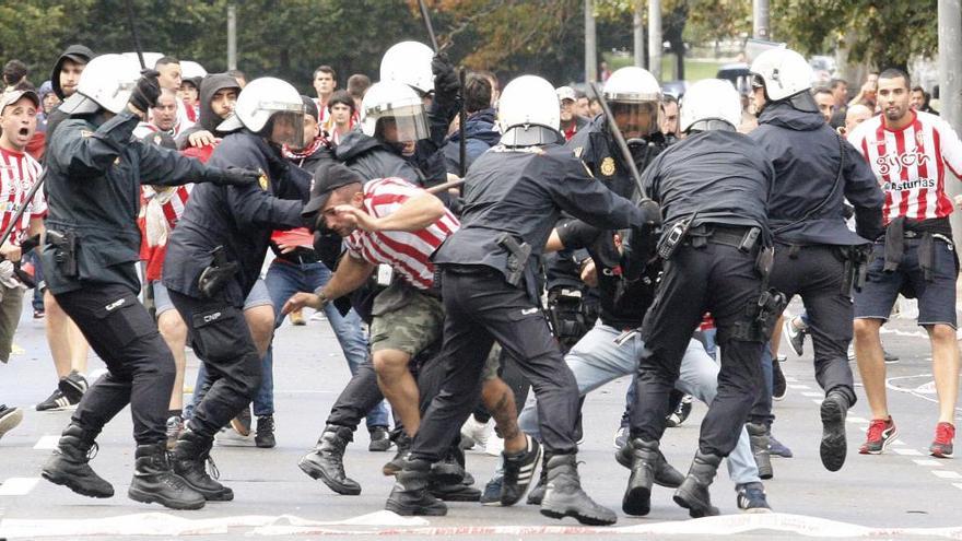 Un enfrentamiento policial con aficionados.