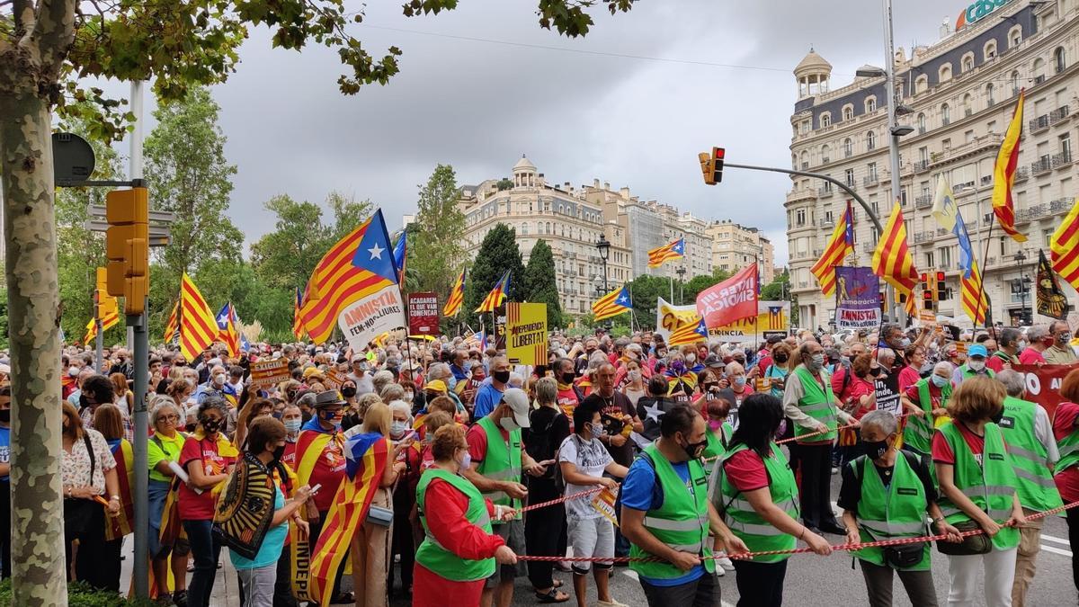 Un miler de persones marxen per la Diagonal de Barcelona per commemorar l&#039;1-O