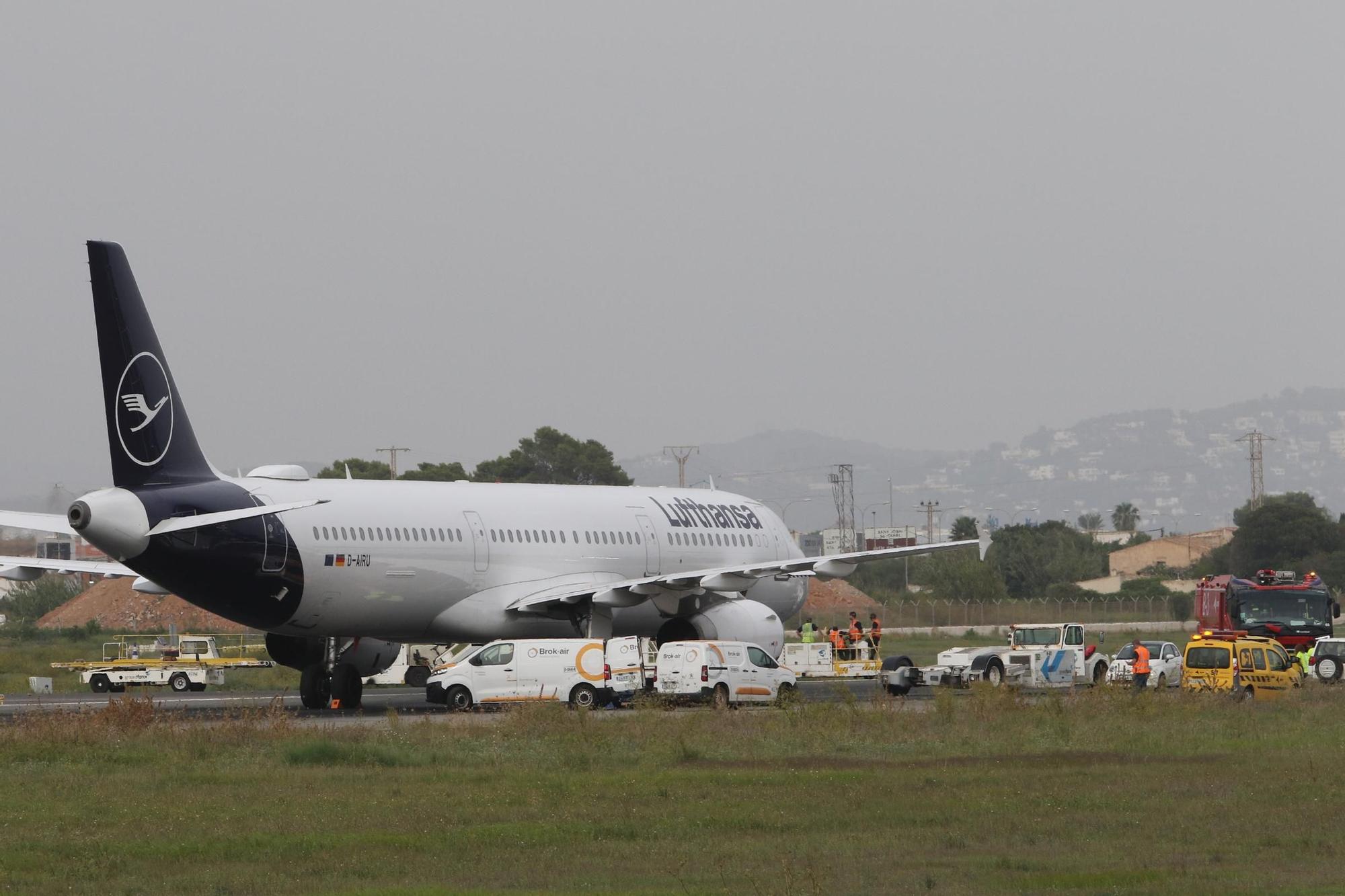 Mira aquí todas las imágenes del avión que bloquea el aeropuerto de Ibiza