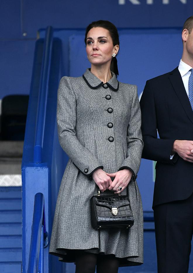 Kate Middleton con vestido abrigo en Leicester