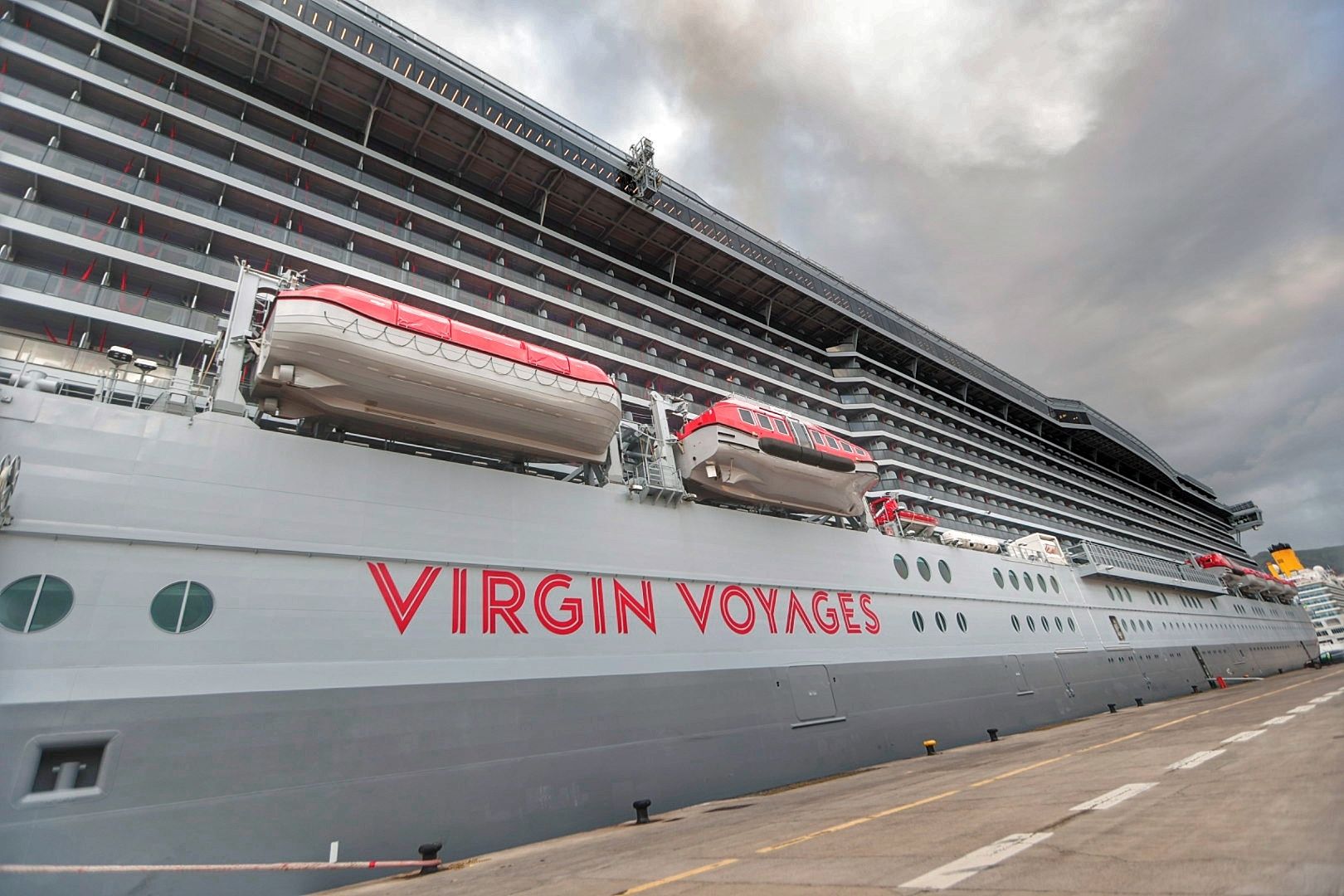 Llegada del crucero 'Valiant Lady' al puerto de Santa Cruz de Tenerife