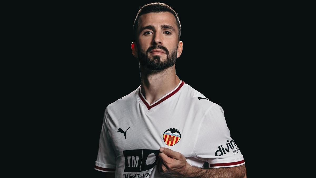 José Gayà, capitán del Valencia, con la nueva primera camiseta para el curso 26/27