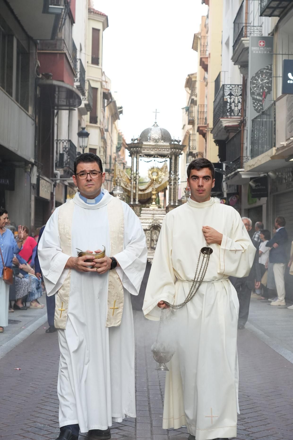 Castelló recibe con honores al Santísimo en la procesión del Corpus Christi