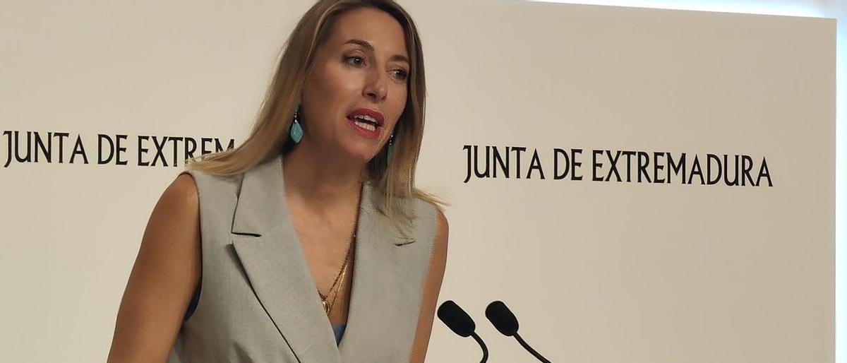 La presidenta de la Junta, María Guardiola, este martes en rueda de prensa en Mérida.