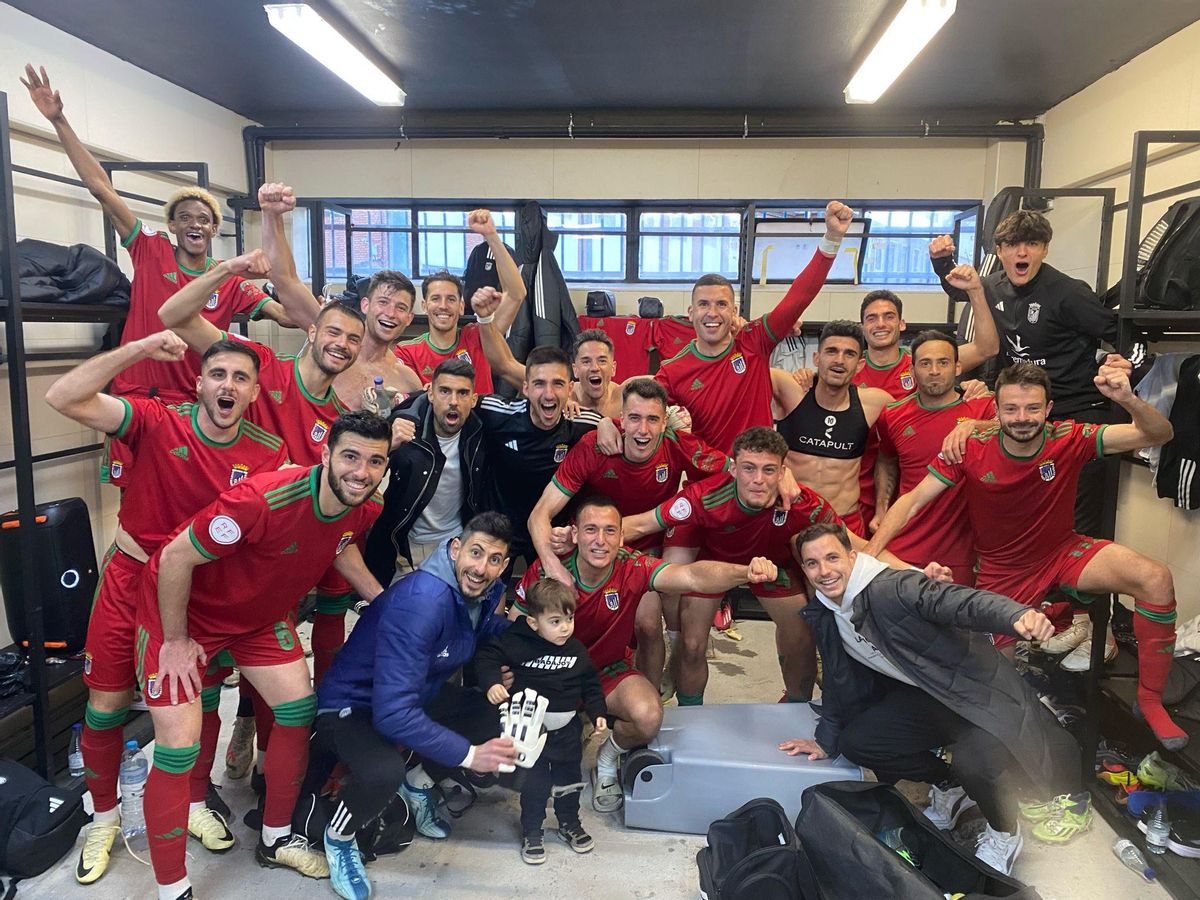 Euforia de los jugadores del Badajoz en los vestuarios del estadio.