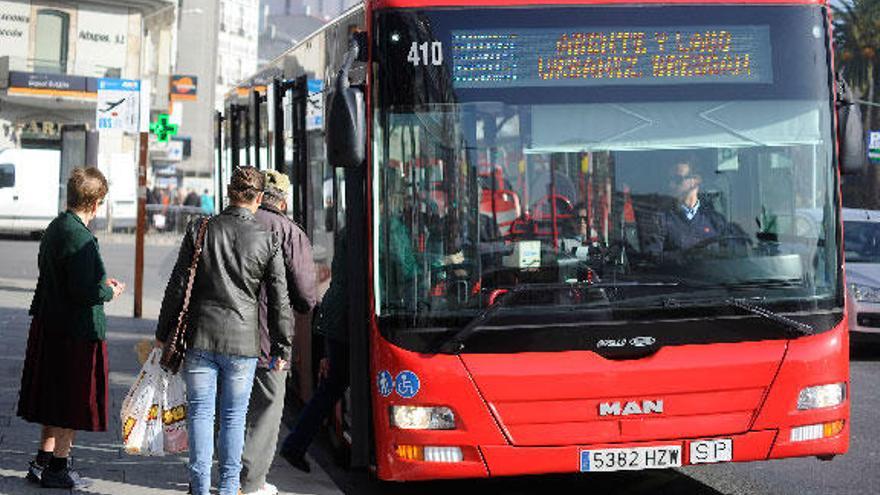 Usuarios de autobús urbano en plaza de Ourense.