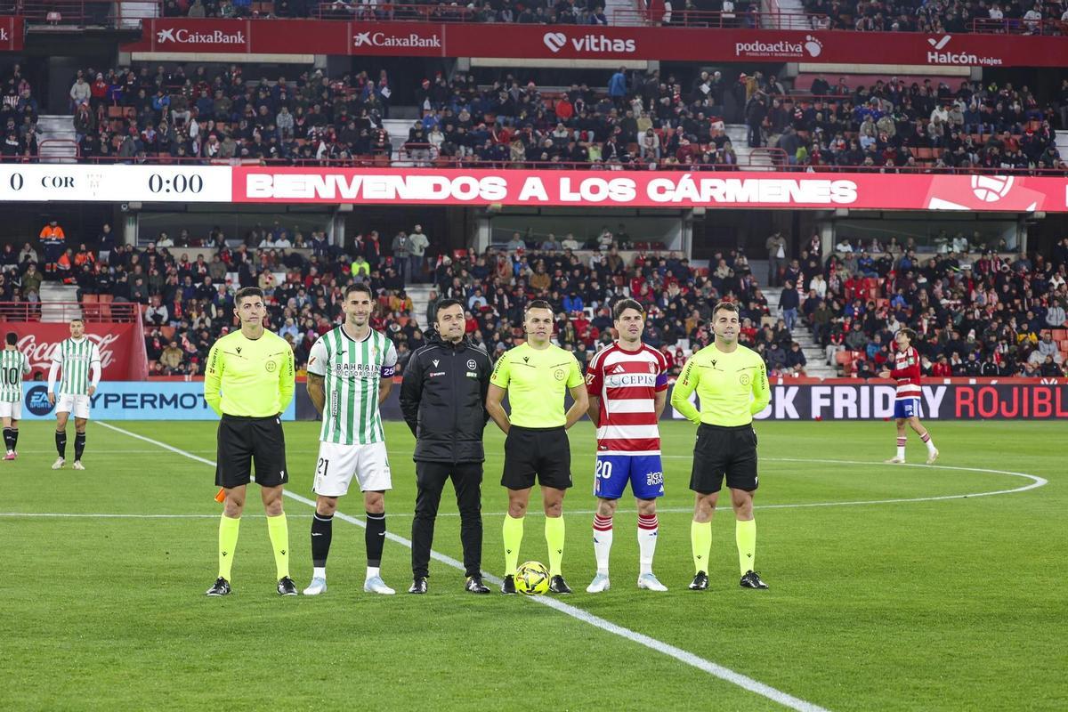 Pérez Hernández, en el centro de la imagen, antes del Granada-Córdoba CF de este curso.