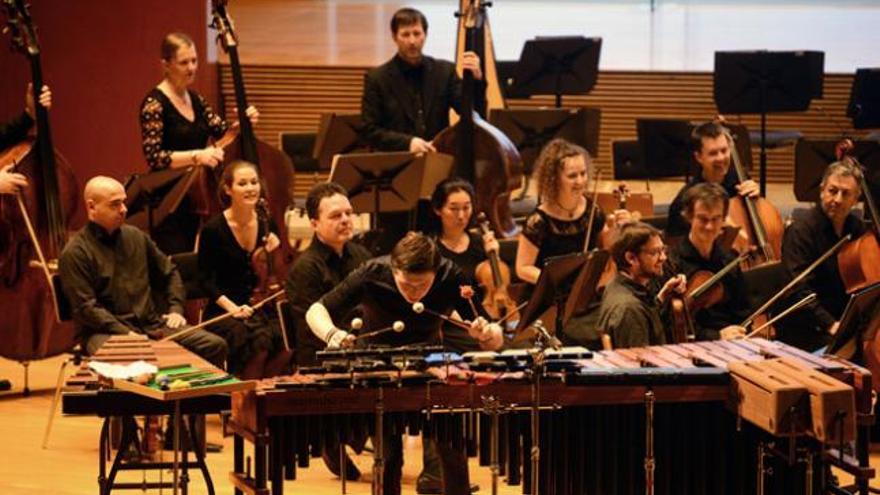 Martin Grubinger, en primer término, junto a los músicos de la Camerata de Salzburgo, ayer en el Auditorio. | tino armas