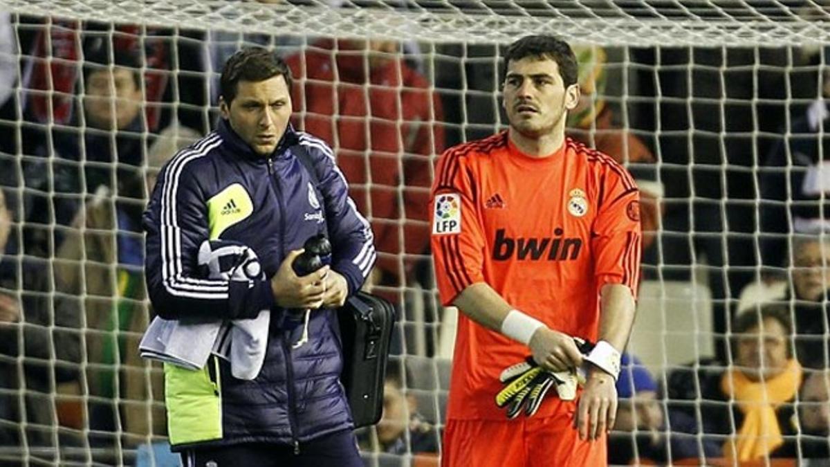 Casillas abandona el terreno de juego tras recibir una patada de Arbeloa en la mano izquierda