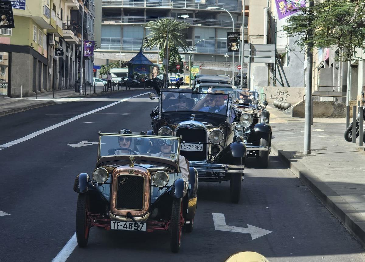 Así han paseado por Santa Cruz los coches antiguos y engalanados