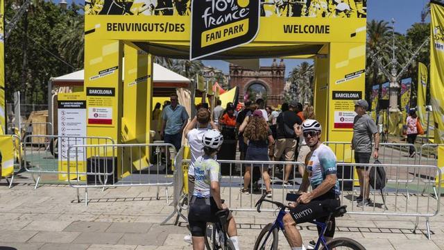 Una parella ciclista, davant del Fan Park d’Arc de Triomf, ahir.  | ZOWY VOETEN