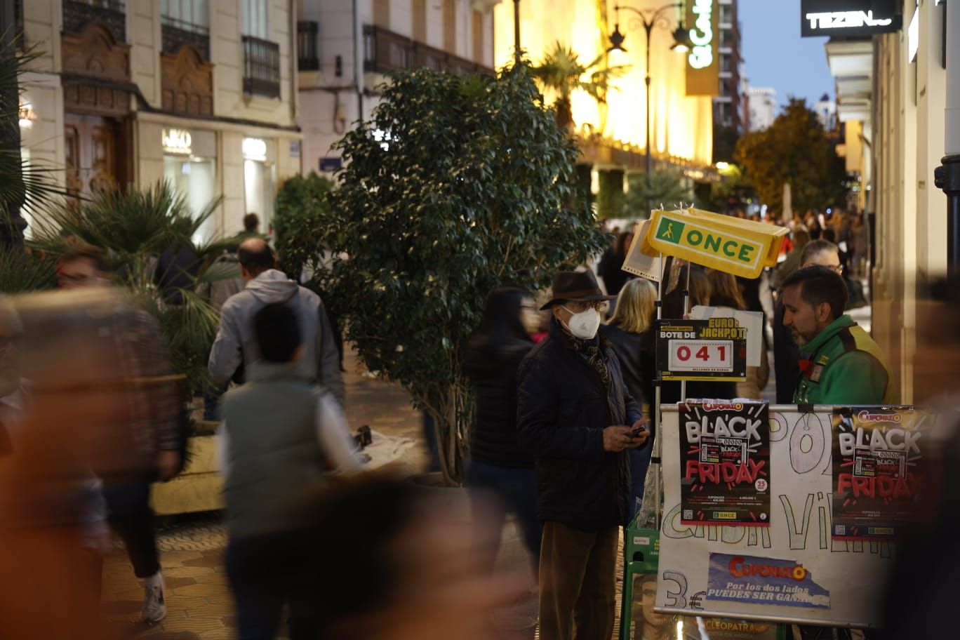 Fiebre por el Black Friday: una marea de gente abarrota la calle Colón