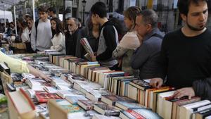 zentauroepp47865112 barcelona 23 04 2019 diada de sant jordi libros y rosas en l200413180117