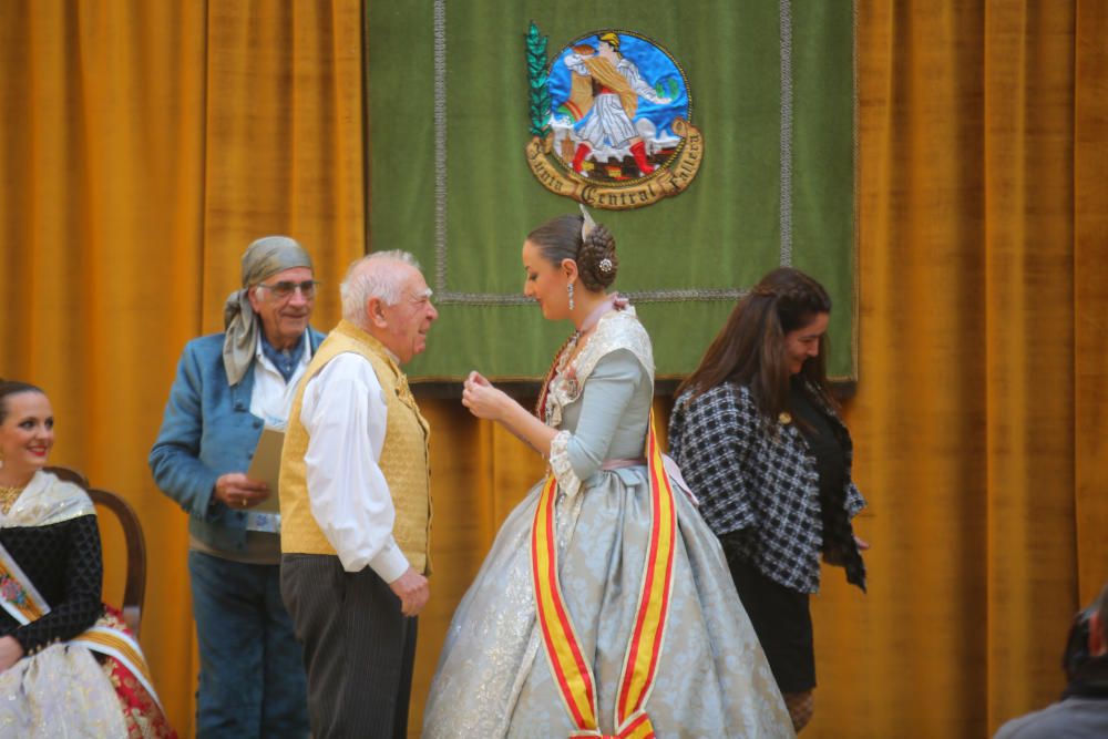 Intercambio de fotos con la fallera mayor e imposición de bunyols d'or