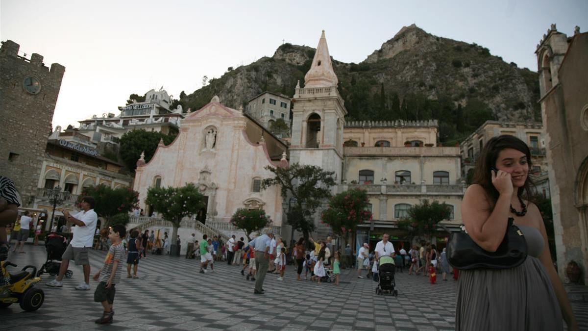 Escena de vida callejera en Taormina (Sicilia), en una imagen de archivo.