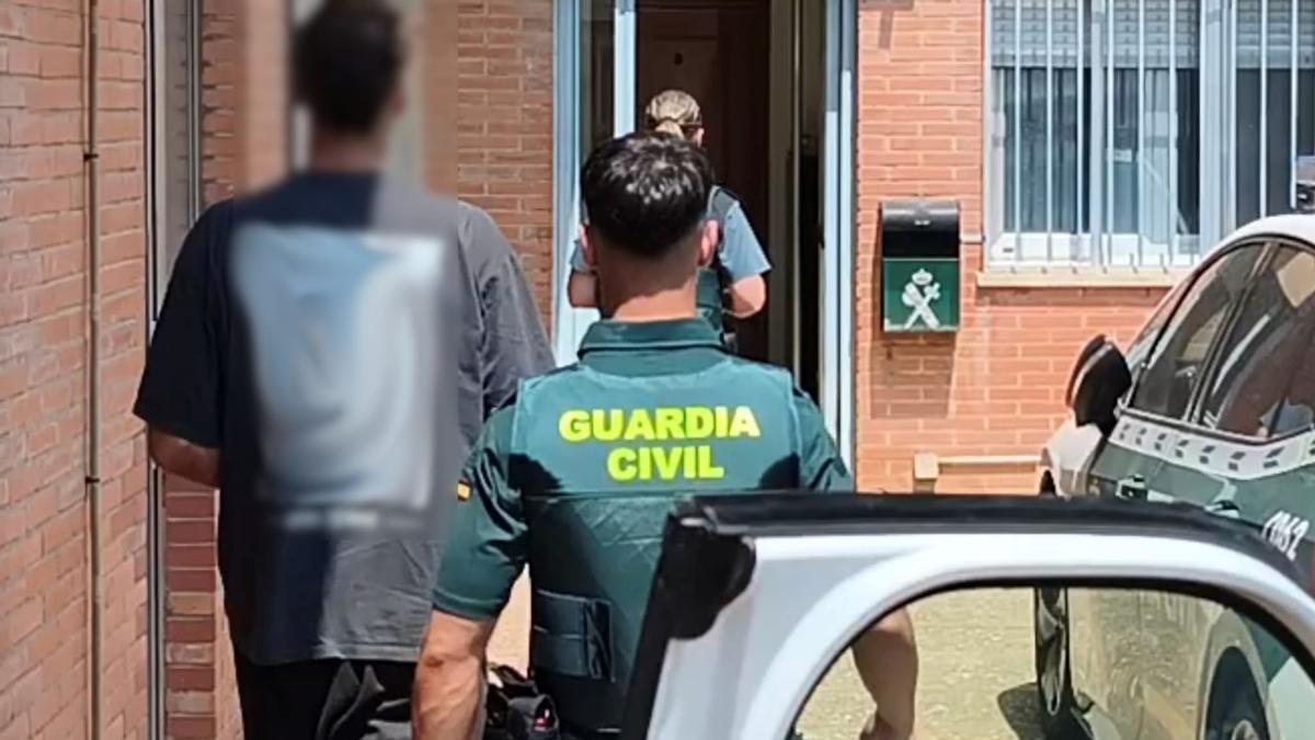 La Guardia Civil traslada al detenido por tráfico de drogas
