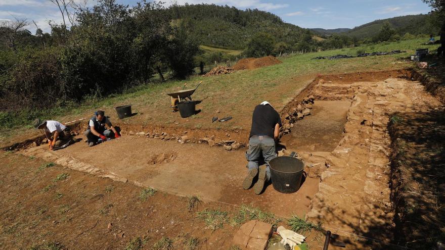 Trabajos de excavación en la zona donde se descubrieron los baños. | Luisma Murias