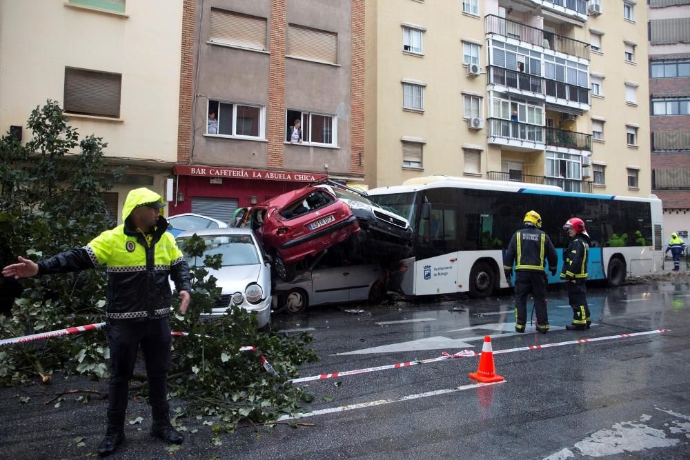 Un autobús arrolla varios coches en Málaga ...