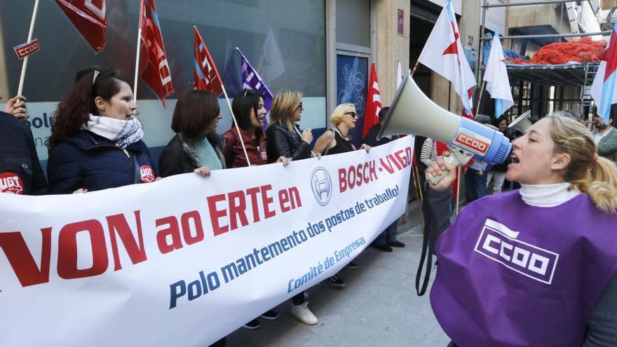 Trabajadores de bosch protestan delante de la sede de maria berdiales. // A. Villar