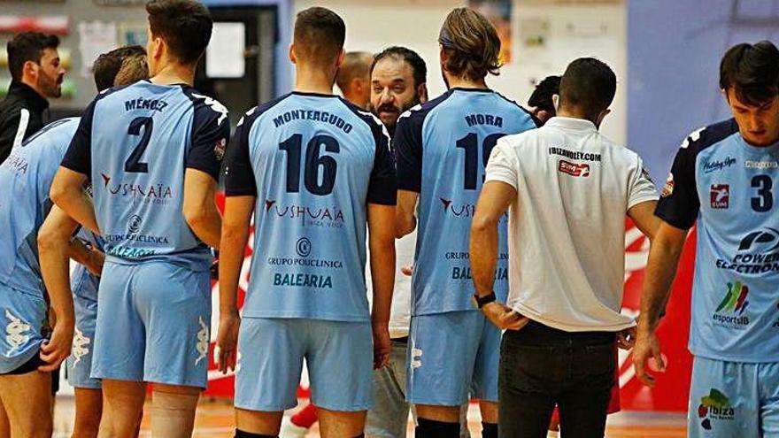 Aitor Barreros y su equipo durante un tiempo técnico.