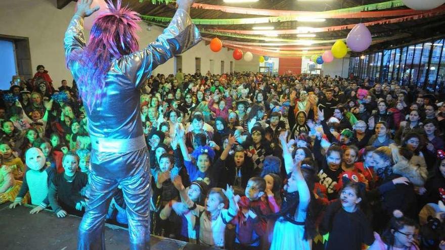 La Praza da Peixería registró ayer por la tarde un lleno absoluto con la animación de Javi Solla. // I. Abella